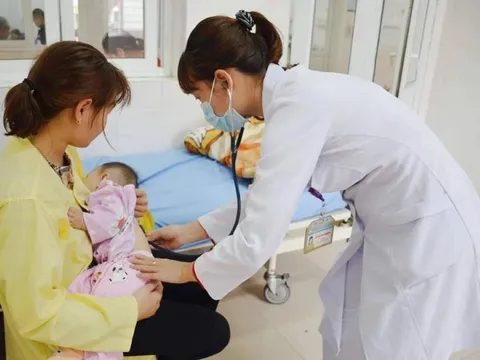 Cha mẹ nghỉ chăm con dưới 7 tuổi ốm được hưởng trợ cấp 75% tiền lương đóng BHXH