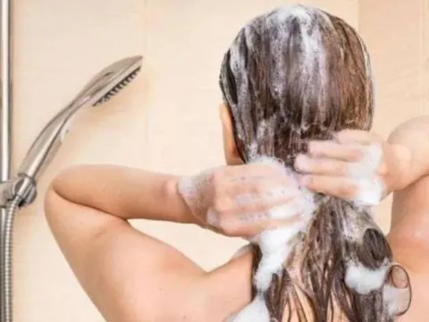 Nên tắm hay gội đầu trước? Làm ngược có thể rước bệnh, nguy hiểm đến tính mạng