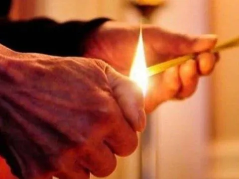 Ngày mai mùng 1 tháng 10 năm Ất Tỵ: 3 khung giờ thắp hương đẹp nhất để cầu may, hút tài lộc