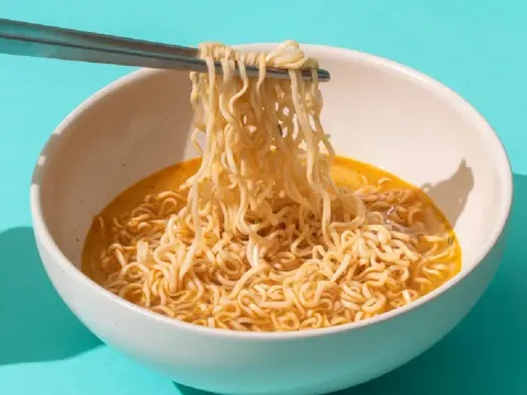 Thường xuyên ăn mì tôm vào buổi sáng, cơ thể có 5 thay đổi bất ngờ