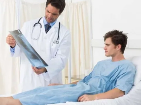 Có được hưởng đồng thời chế độ ốm đau và tai nạn lao động?