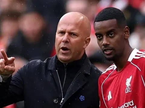 Arne Slot: Liverpool cần cho Isak thêm thời gian