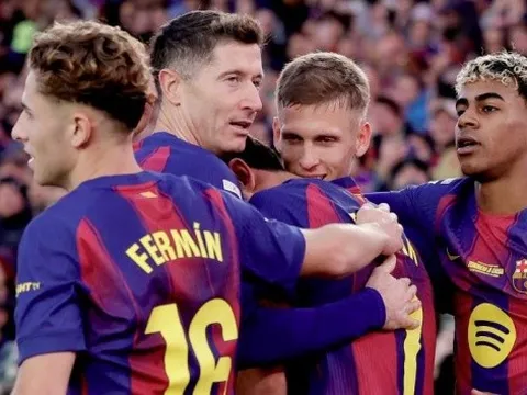 Barca thắng 4-0 ngày trở lại Camp Nou, tạm trở lại ngôi đầu La Liga