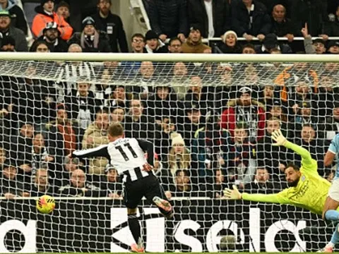 Howe ôm đầu khi Newcastle phung phí bốn cơ hội trước Man City