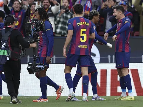 Nico Williams bị la ó, Barca thắng tưng bừng trong ngày trở về Camp Nou