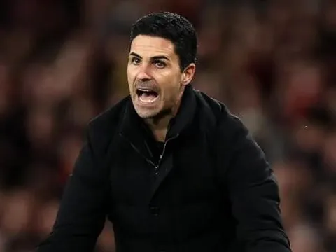 Jamie Carragher chỉ ra đội bóng duy nhất có thể ngăn cản Arsenal vô địch