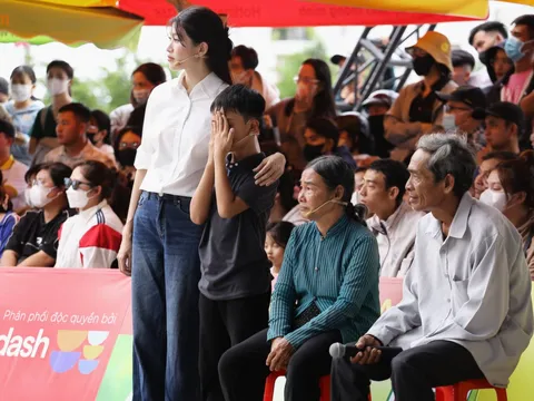 Chế Nguyễn Quỳnh Châu và ca sĩ Hồ Phi Nal góp sức mang về 100 triệu đồng cho trẻ em mồ côi