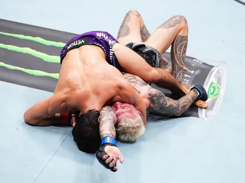 Arman Tsarukyan hạ gục Dan Hooker, gửi chiến thư đanh thép đến nhà vô địch Ilia Topuria