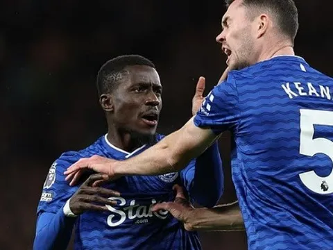 Gueye tát đồng đội, nhận thẻ đỏ gây tranh cãi trước MU