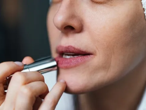 Chị em nên hạn chế thoa son theo 2 cách này vì sẽ khiến bề mặt môi khô, lộ rõ các rãnh nhăn