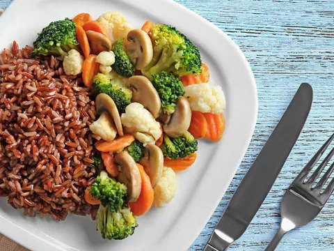 Điều gì xảy ra với cơ thể nếu ăn gạo lứt thay cho gạo trắng?