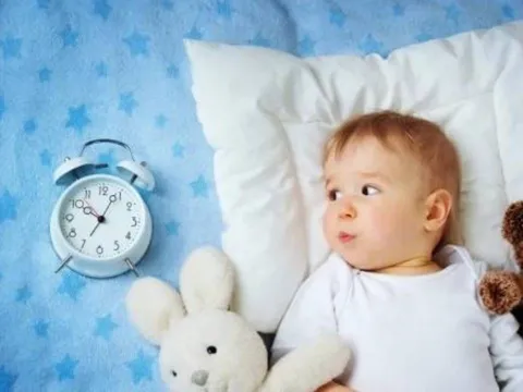 Vì sao không nên cho trẻ ra ngoài buổi tối? Lời khuyên khoa học bảo vệ sức khỏe bé