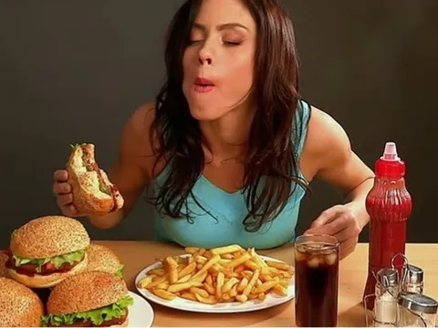 5 thói quen ăn uống gây hại sức khỏe của bạn