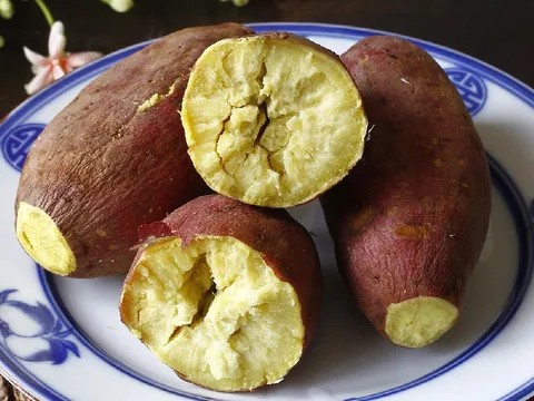 Mẹo luộc khoai lang 5 phút là chín, khoai bở tung, thơm nức