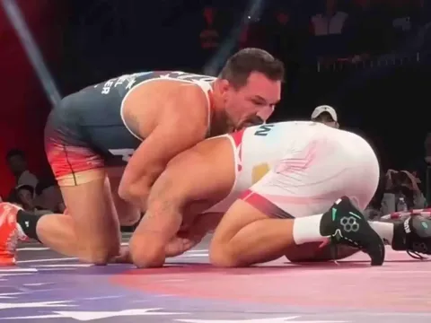 Michael Chandler 'khóa chặt' Chad Mendes, dàn sao UFC 'nếm trái đắng' trên thảm vật RAF 4