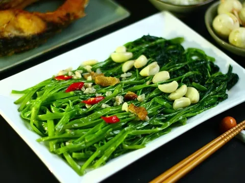 Rau muống xào tỏi xanh giòn, để lâu không sợ thâm đen chỉ cần 1 thứ