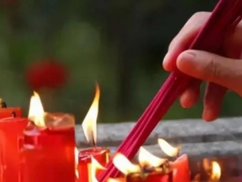 Rằm tháng 10 năm Ất Tỵ: 3 khung giờ đẹp nhất để thắp hương cầu may