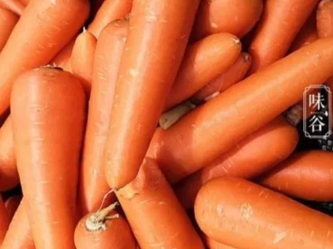 Tại sao cà rốt bán ở quầy rau lại sạch mịn? Có dùng hóa chất không?