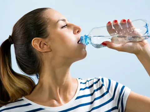 Uống nước không phải lúc nào cũng tốt: 5 thói quen uống nước hại sức khoẻ ít người biết