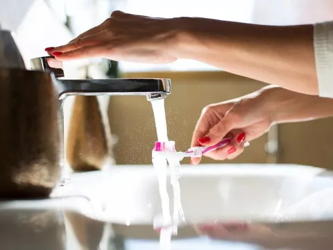 Cảnh báo 1 thói quen sai lầm khi đánh răng rất nhiều người mắc phải khiến vi khuẩn sinh sôi 'chóng mặt'