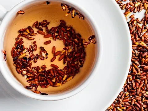 Cách uống nước gạo lứt rang đẹp da, giảm cân