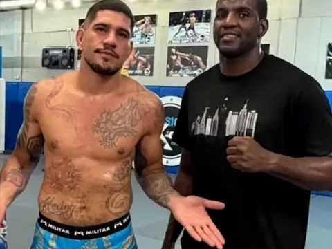 Alex Pereira lên hạng nặng và kịch bản 'tắt điện' Jon Jones: Góc nhìn từ người khổng lồ Cuba