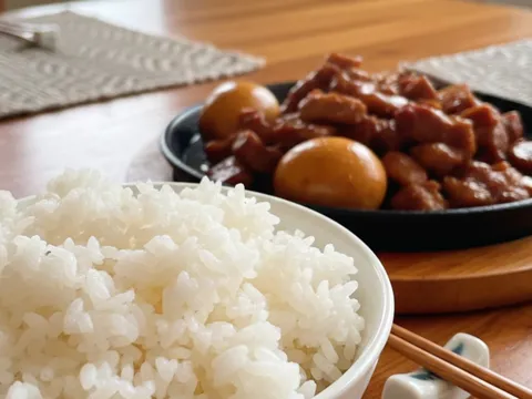 Nấu cơm chỉ với nước quá phí: Thử thêm 2 nguyên liệu rẻ bèo, cơm dẻo thơm gấp bội, ăn là mê ngay