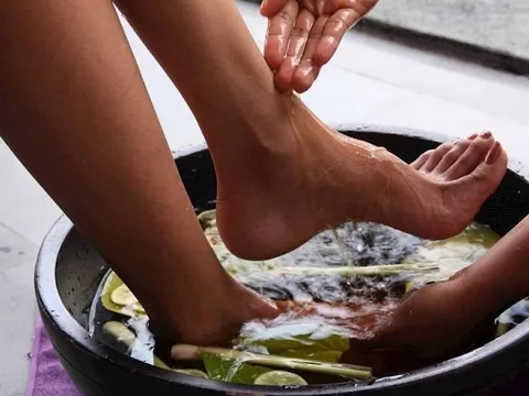 Ngâm chân nước nóng tốt nhưng 5 nhóm người này tốt nhất đừng làm