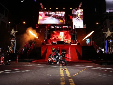 Phố đi bộ Nguyễn Huệ bùng nổ đêm ra mắt HONOR X9d: Chiến binh "bền bất bại", pin 8.300 mAh dẫn đầu ngành