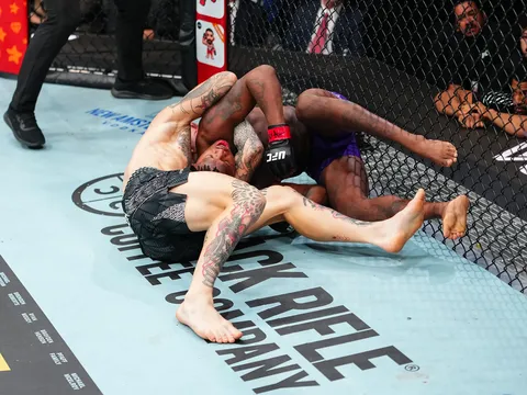 Lật kèo ngoạn mục tại UFC 323: Chris Duncan 'siết cổ' Terrance McKinney sau màn đôi công bão táp