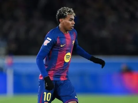 Barcelona đối đầu Eintracht Frankfurt: Câu hỏi về đội hình và chiến thuật của HLV Hansi Flick