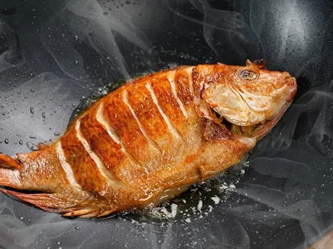 Rán cá thêm 2 thứ này, cá giòn thơm, không dính chảo, không bắn dầu