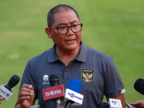 Trưởng đoàn Sumardji "tẩy não" U22 Indonesia trước trận quyết đấu Myanmar tại SEA Games