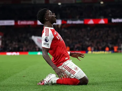 Arsenal tìm thấy lời giải kịch tính cho bài toán chia lửa Saka