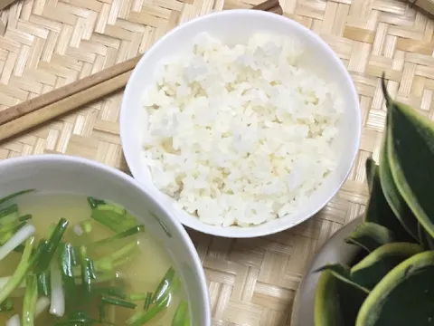 3 nhóm người không nên ăn cơm nguội buổi sáng