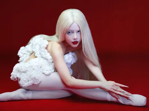 Sầu nữ tóc trắng Phùng Khánh Linh biến sân khấu MBILLION Hà Nội thành vũ trụ “suy tình”