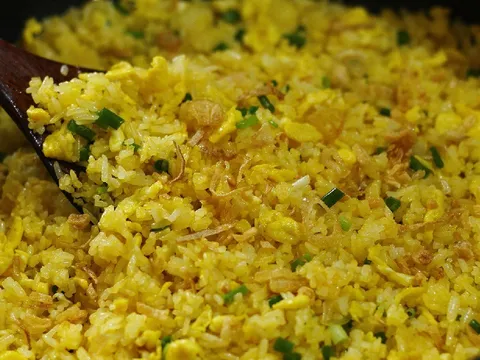 Điều gì xảy ra với cơ thể nếu thường xuyên ăn cơm rang vào buổi sáng?