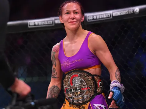Cris Cyborg: Di sản của một huyền thoại và cái bóng của kẻ 'thua rồi bỏ cuộc' Ronda Rousey