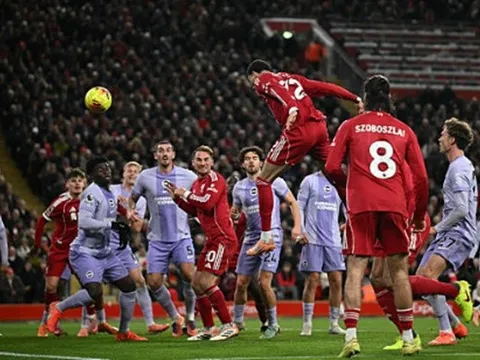 Ngoại hạng Anh: Ekitike lập cú đúp, Salah tái xuất