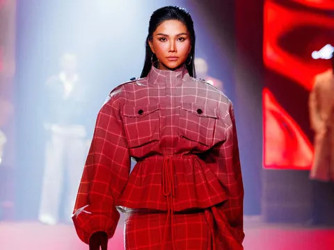H'Hen Niê tái xuất sàn runway