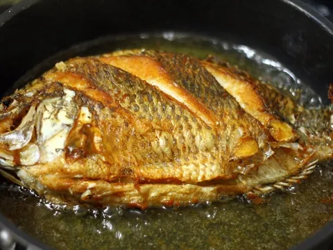 Rán cá đừng chỉ cho dầu, thêm thứ này cá vàng giòn, không nát