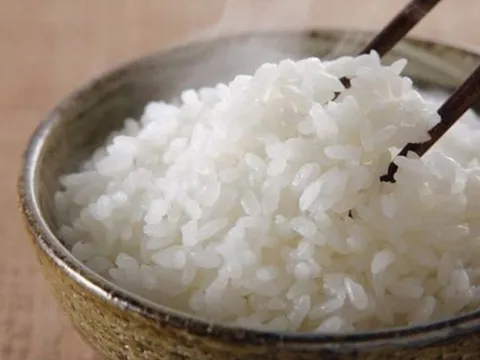 Nấu cơm chỉ bỏ nước lạnh thôi chưa đủ: Thả thêm thứ này vào cơm tơi xốp thơm dẻo hơn nhiều