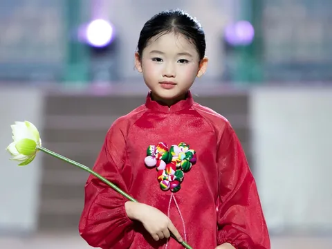 Á quân Cosmo Kid’s Star 2025 Lê Ngọc Như Ý catwalk mở màn, chiếm spotlight với nét chuẩn Á Đông