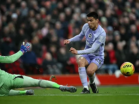 Tim Sherwood nhận định Diego Gomez thoát thẻ đỏ trước Liverpool