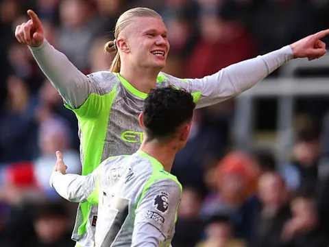 Haaland lập cú đúp, Man City bám sát Arsenal