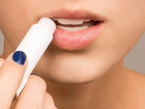 Công thức son dưỡng môi phổ biến, dễ áp dụng, giúp đôi môi mềm mại, hồng hào và căng mọng tự nhiên.