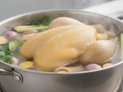 Kẻ thù của mùi tanh khi luộc gà: Cho đúng thứ này vào nồi, thịt thơm ngọt tự nhiên, không cần mì chính