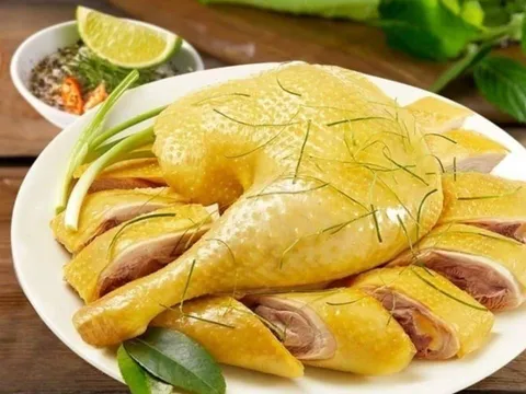 Luộc gà không cần nước lã: Mẹo giúp da vàng óng, thịt ngọt, không tanh đỏ xương