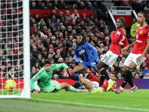 Man United 4-4 Bournemouth: Gary Neville chỉ trích sai lầm của Shaw