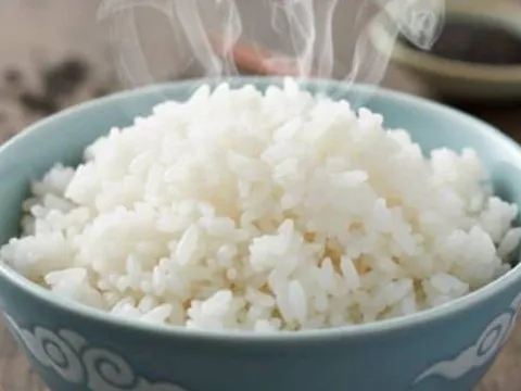 Cơm nguội hay cơm nóng: Loại nào ít làm tăng đường huyết, người tiểu đường nên biết?